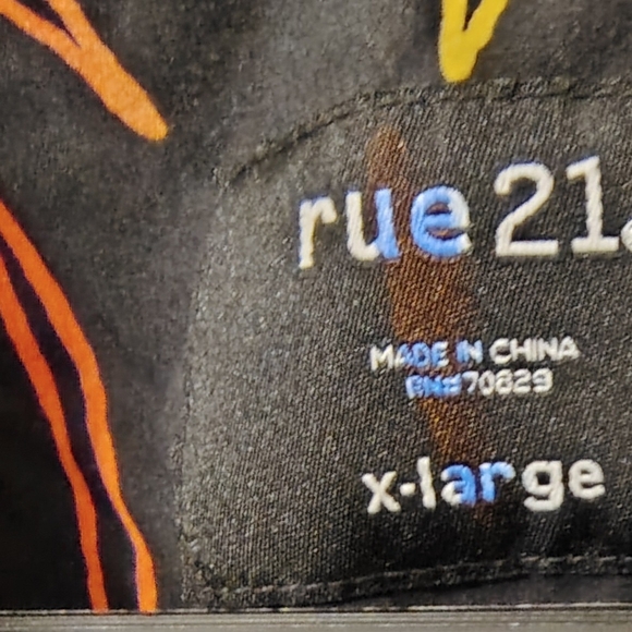 Rue21 Men's Size XL Black Shirt with Tropical Palm Patterns - Picture 3 of 3